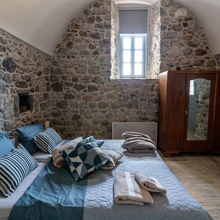 Englezena'S Guesthouse Леонідіон Екстер'єр фото